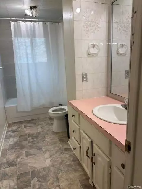 Bath - 1297 Maxson St, Flint, MI 48504 photo 2 of 2