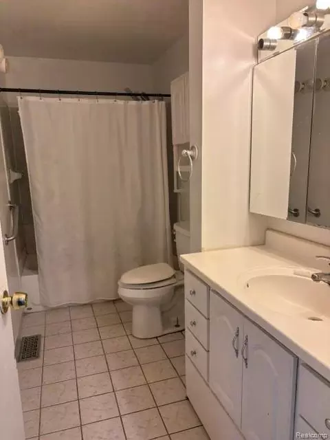 Bath - 1297 Maxson St, Flint, MI 48504 photo 1 of 2
