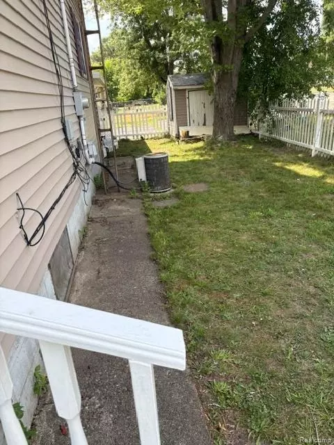 Exterior - 1297 Maxson St, Flint, MI 48504 photo 5 of 6