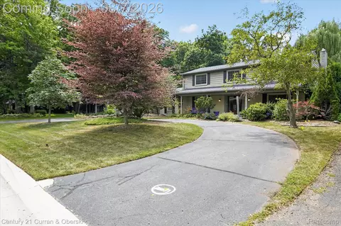 30557 Woodstream Dr, Farmington Hills, MI 48334