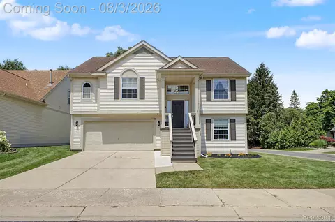 6400 Lake Meadow Dr, Waterford, MI 48327