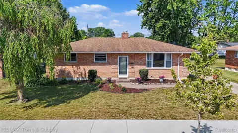 5224 Durwood Dr, Swartz Creek, MI 48473