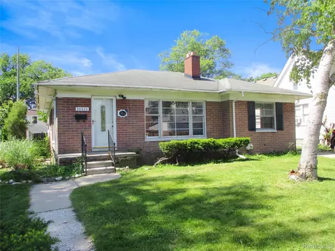 22434 Madison St, Saint Clair Shores, MI 48081