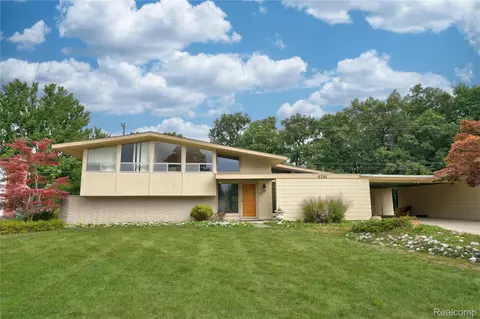 6291 Westview Dr, Grand Blanc, MI 48439