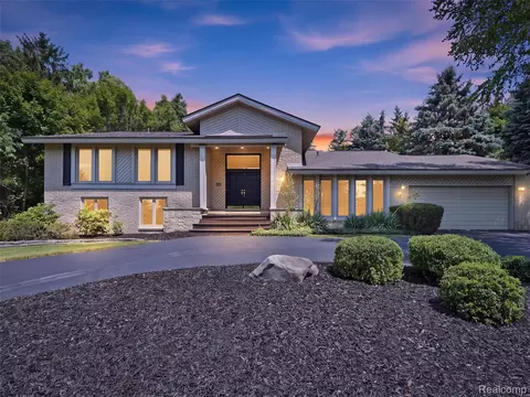 3300 Woodview Lake Rd, West Bloomfield, MI 48323