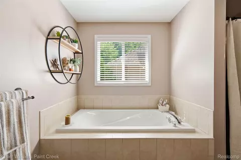 Bath - 22296 Beech Knoll Dr, Macomb, MI 48044 photo 2 of 6