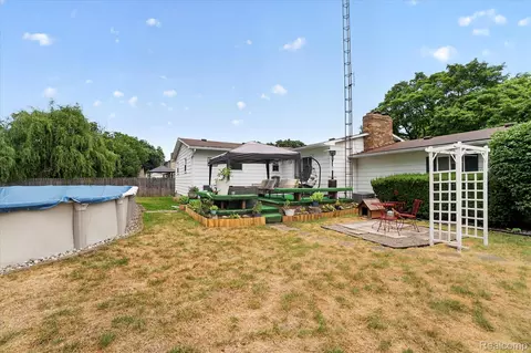 Exterior - 527 Leland St, Flushing, MI 48433 photo 7 of 14