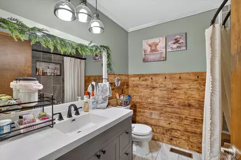 Bath - 527 Leland St, Flushing, MI 48433 photo 2 of 4