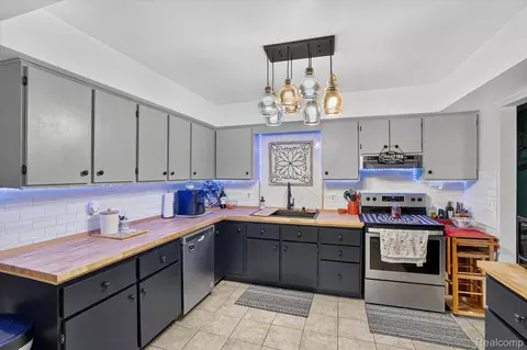 Kitchen - 527 Leland St, Flushing, MI 48433 photo 2 of 4