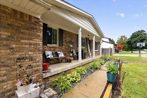 Exterior - 527 Leland St, Flushing, MI 48433 photo 3 of 14