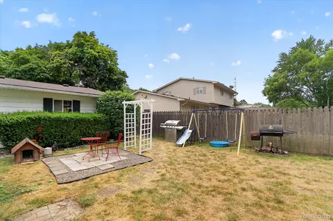 Exterior - 527 Leland St, Flushing, MI 48433 photo 9 of 14
