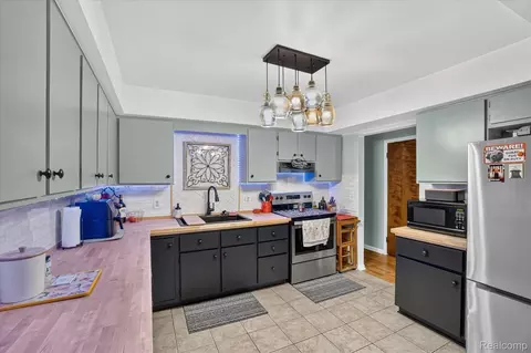 Kitchen - 527 Leland St, Flushing, MI 48433 photo 3 of 4