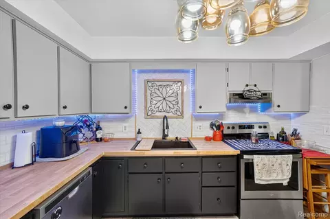 Kitchen - 527 Leland St, Flushing, MI 48433 photo 4 of 4