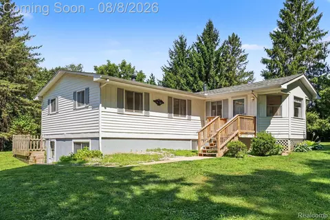 6095 Tipsico Lake Rd, Holly, MI 48442