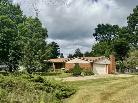3764 Lake Oakland Shores Dr, Waterford, MI 48329