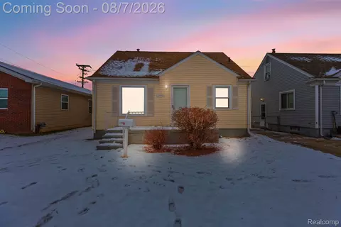 27550 Garfield St, Roseville, MI 48066