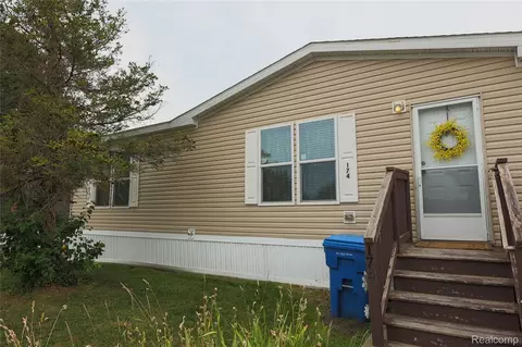 174 Suzanne Blvd, White Lake, MI 48386
