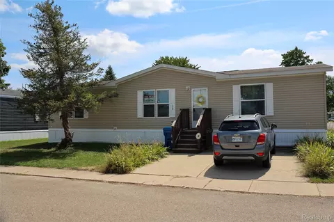 174 Suzanne Blvd, White Lake, MI 48386