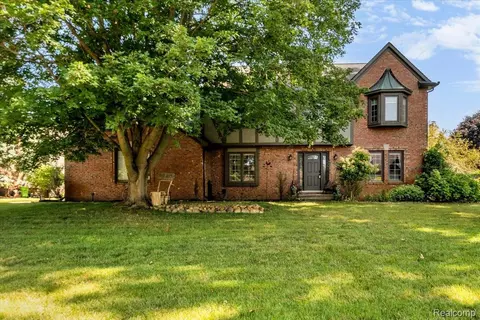 2765 Hunter Heights Dr SW, West Bloomfield, MI 48324