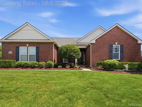 61328 Saddlecreek Dr, Lyon, MI 48178