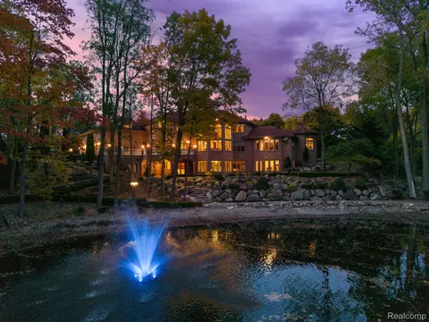255 Camelot Way, Oakland, MI 48306