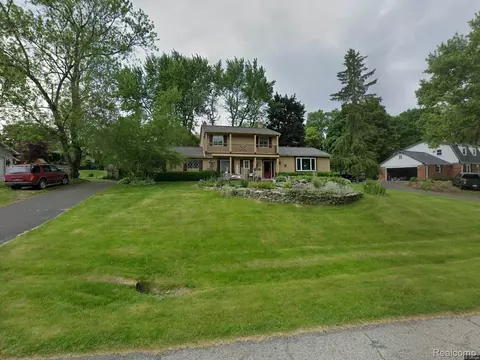 184 Hi Hill Dr, Lake Orion, MI 48360