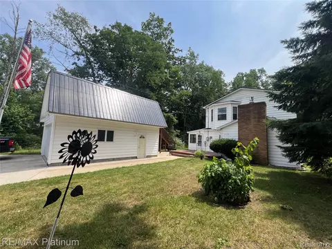 10528 Lake Shore Dr, Tyrone, MI 48430
