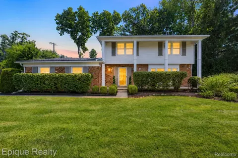 2774 Brady Dr, Bloomfield Hills, MI 48304