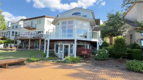 3858 Island Park Dr, Waterford, MI 48329