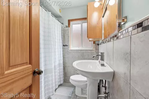 Bath - 22109 Haskell St, Taylor, MI 48180 photo 1 of 3