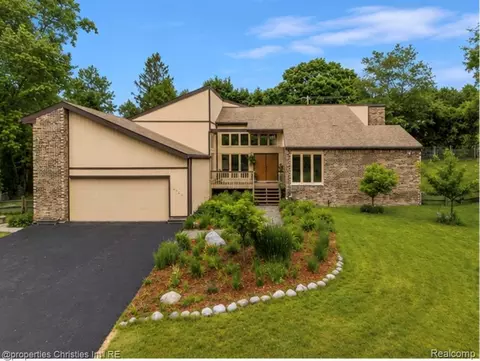 4566 Walden Dr, Bloomfield Hills, MI 48301