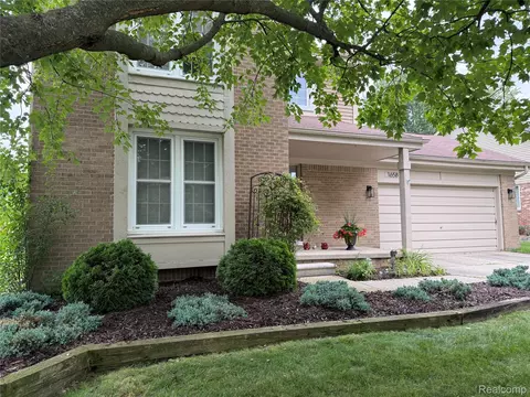 1658 Hillside Ln, Rochester Hills, MI 48307