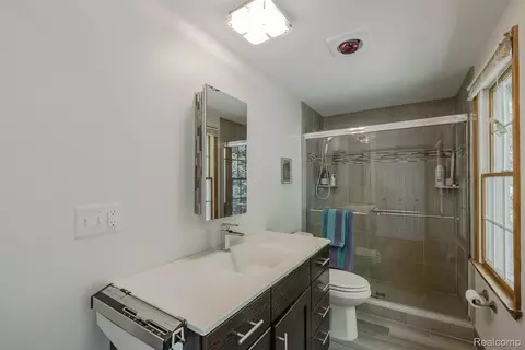 Bath - 2411 Farmbrook Trl, Addison, MI 48370 photo 2 of 4