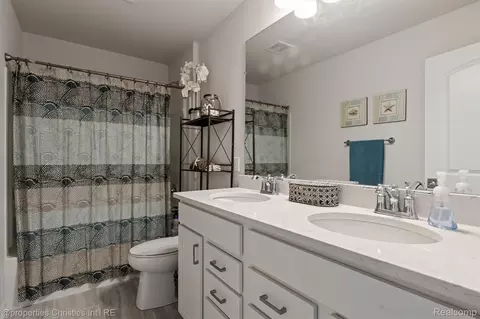 Bath - 2721 Maize Loop, Saline, MI 48176 photo 4 of 5