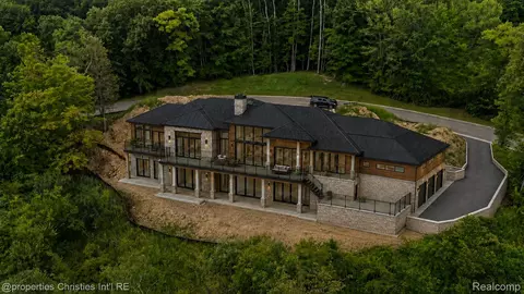 1246 Lake Forest Way, Milford, MI 48380