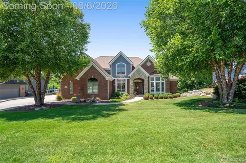 888 Suchava Dr, White Lake, MI 48386