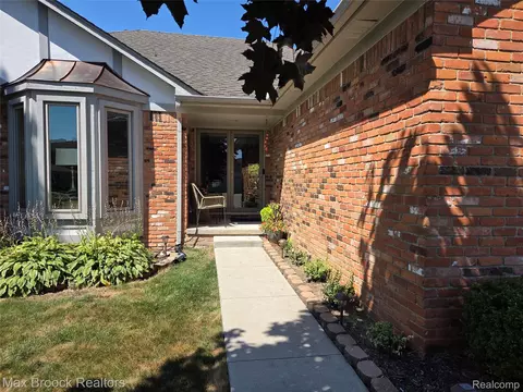 441 Sandalwood Dr, Rochester Hills, MI 48307