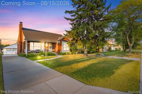 22451 Bayview Dr, Saint Clair Shores, MI 48081