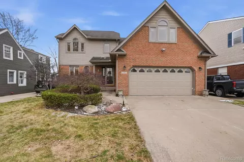 22432 Pointe Dr, Saint Clair Shores, MI 48081