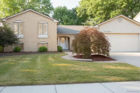 34608 Pinehurst Dr, Livonia, MI 48154