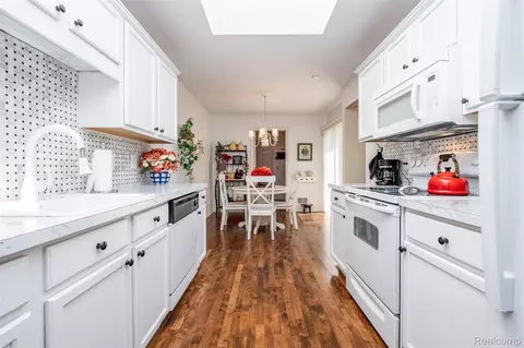 Kitchen - 50325 Pepper Tree Dr, Macomb, MI 48044 photo 2 of 3