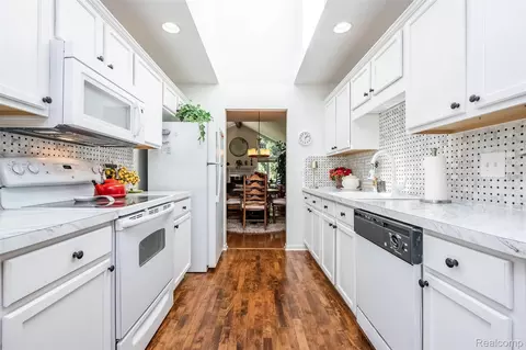 Kitchen - 50325 Pepper Tree Dr, Macomb, MI 48044 photo 3 of 3