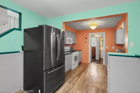 Entry Way - 1115 E Vernon Dr, Flint, MI 48503 photo 1 of 2