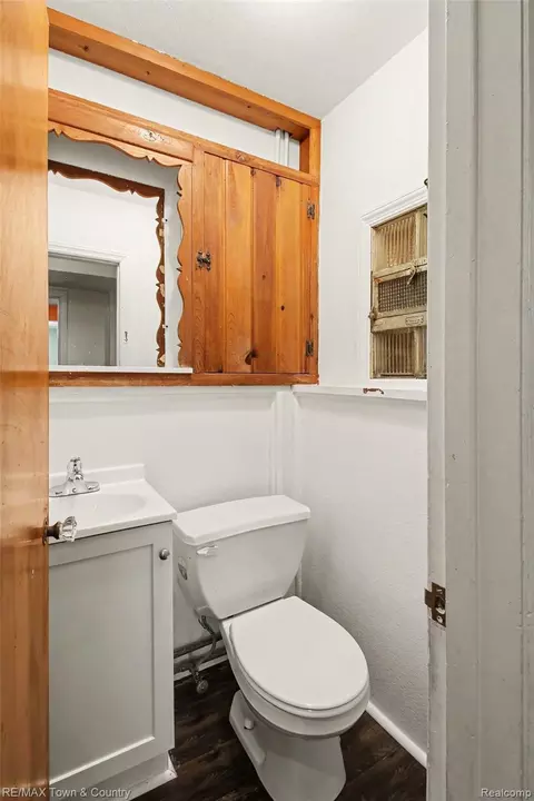 Bath - 1115 E Vernon Dr, Flint, MI 48503 photo 1 of 2