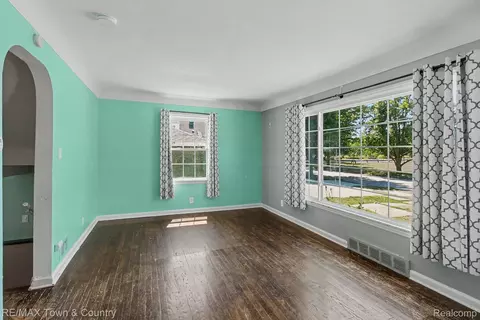 Living - 1115 E Vernon Dr, Flint, MI 48503 photo 2 of 3