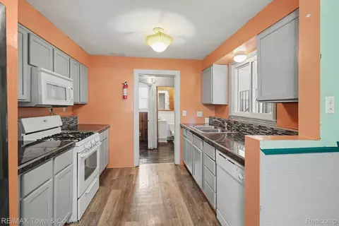 Kitchen - 1115 E Vernon Dr, Flint, MI 48503 photo 2 of 2