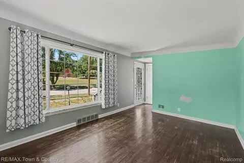 Living - 1115 E Vernon Dr, Flint, MI 48503 photo 1 of 3