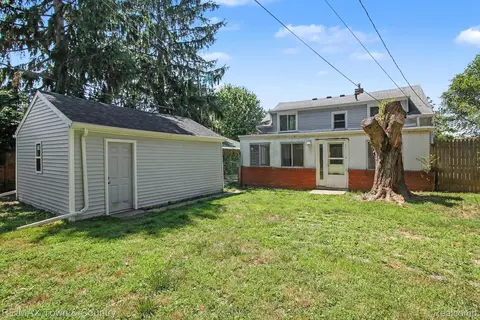 Exterior - 1115 E Vernon Dr, Flint, MI 48503 photo 3 of 4