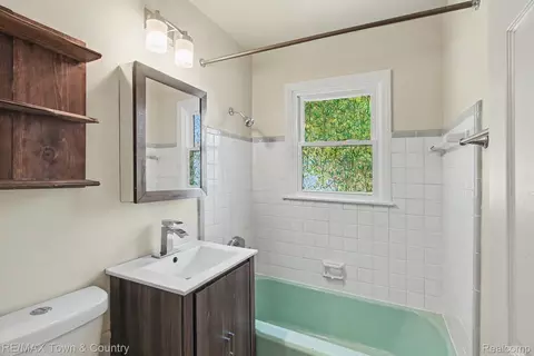 Bath - 1115 E Vernon Dr, Flint, MI 48503 photo 2 of 2