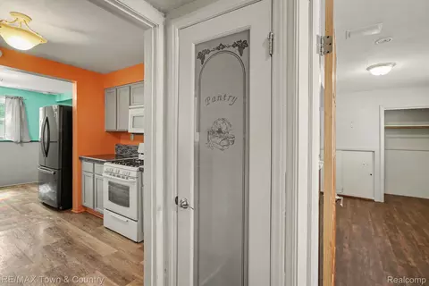 Entry Way - 1115 E Vernon Dr, Flint, MI 48503 photo 2 of 2